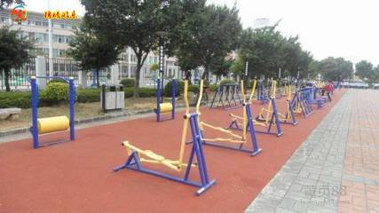 戶外健身器材全解析 從社區(qū)廣場(chǎng)到福利院的定制方案